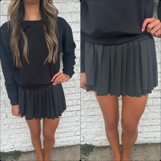 Black Highwaisted Pleated Skirt